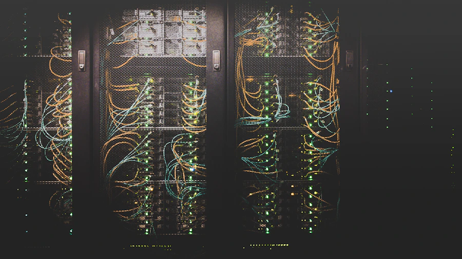 Cabeamento de rede colorido organizado em rack de servidores